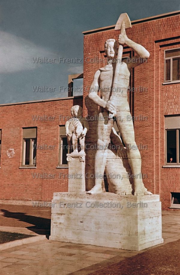 Torviscosa, Statua di Leoni Lodi: La continuità della stirpe nel lavoro. Foto: Walter Frentz