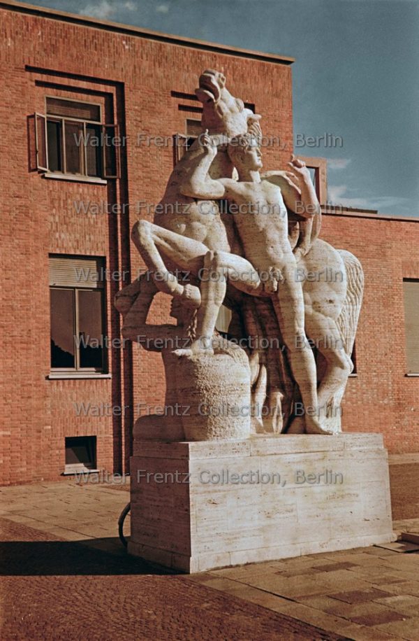 Torviscosa, Statua di Leoni Lodi: Sintesi di Forza, Ragione e Fede. Foto: Walter Frentz