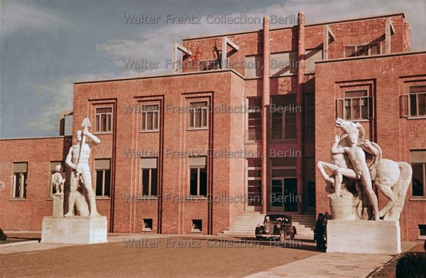 Torviscosa, Stabilimento SNIA Viscosa – SAICI, Statue di Leone Lodi. Foto: Walter Frentz